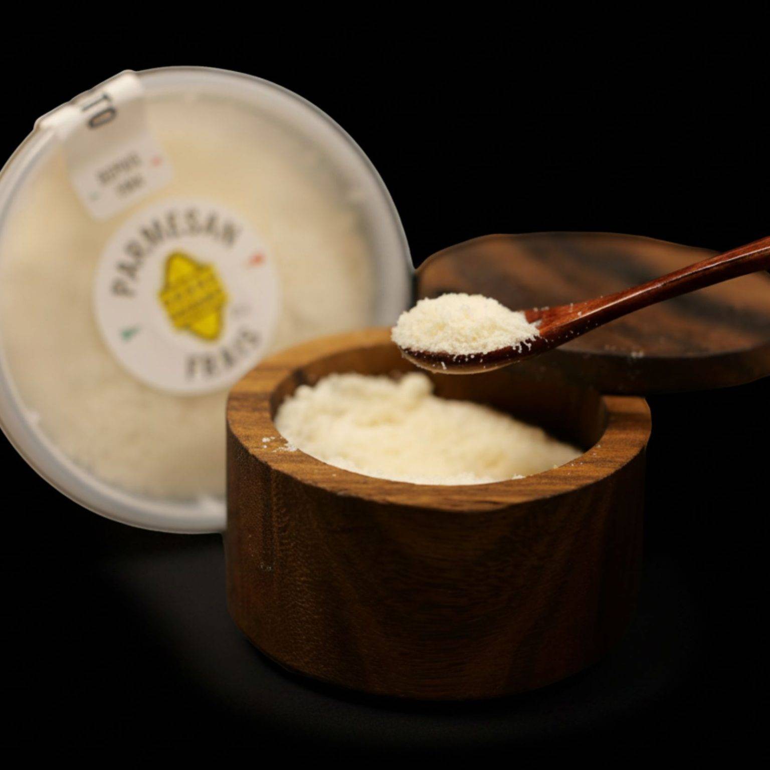 parmesan frais dans un bol en bois