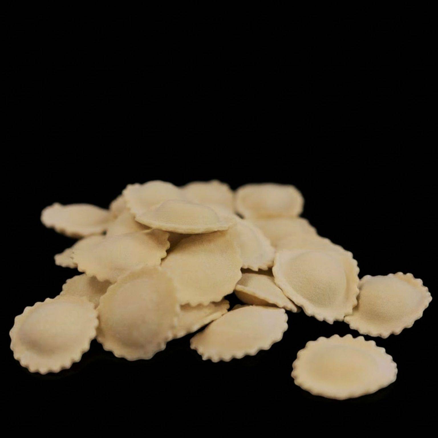 quelques raviolis cacio e pepe parsemés