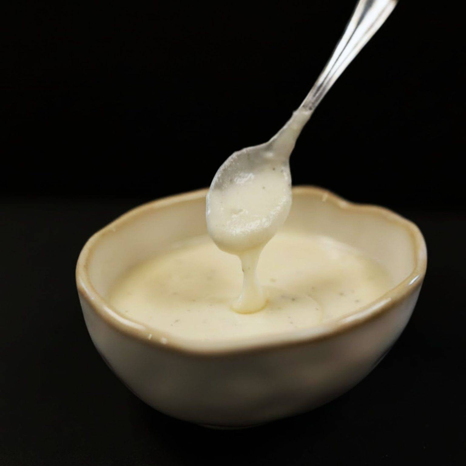 sauce alfredo dans un bol
