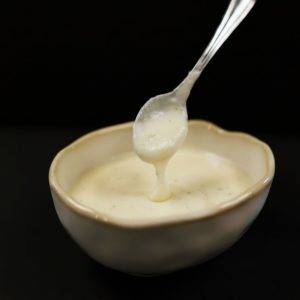 sauce alfredo dans un bol