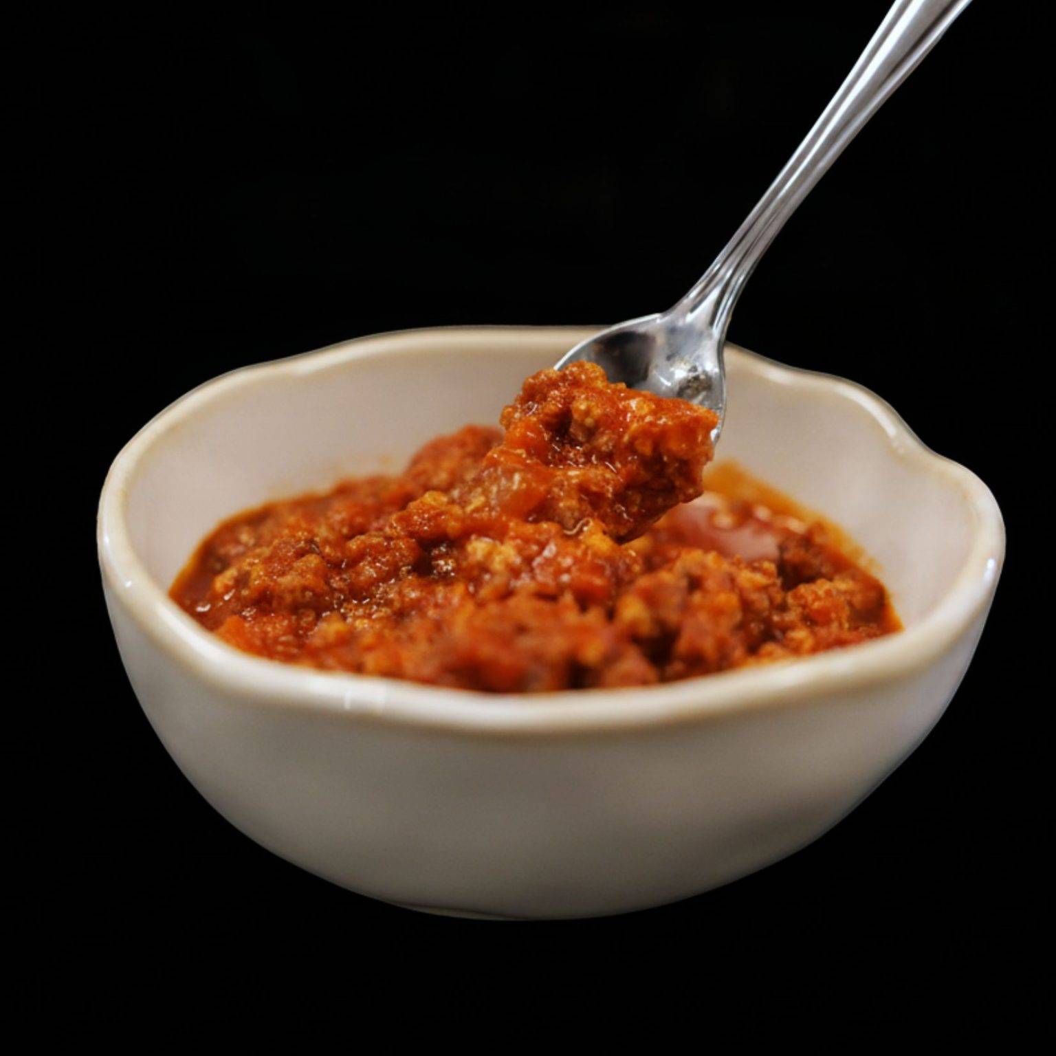 sauce ragu dans un bol,